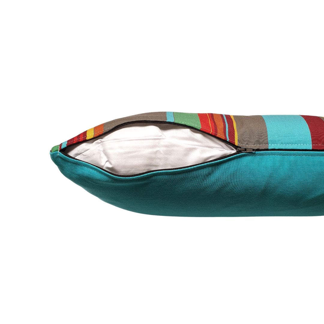 Détail de la fermeture éclair ouverte d'une housse de coussin d'extérieur dimensions 50x30 centimètres, fabriquée en France par l'atelier Larouquine, Bayonne, Pays basque