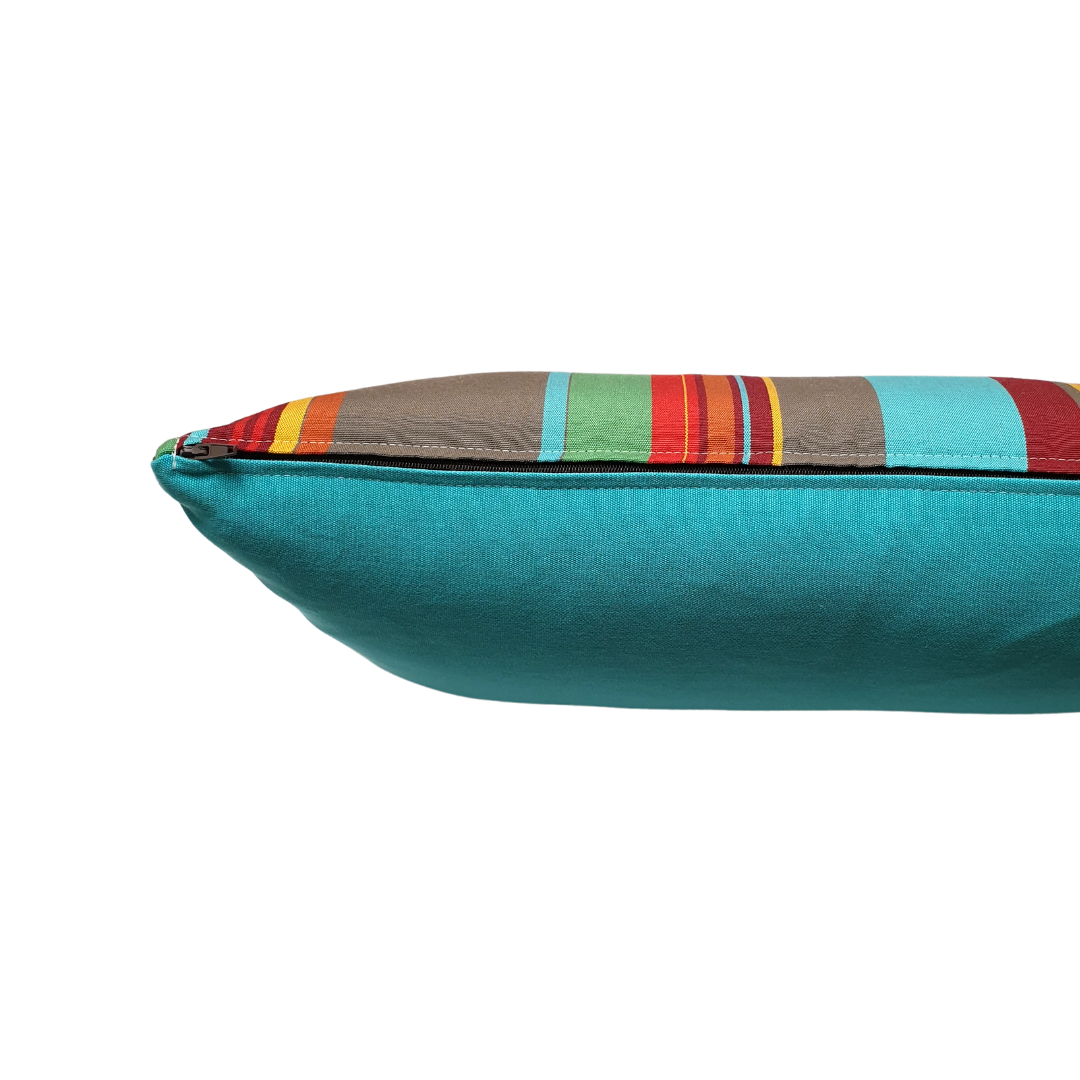 Détail de la fermeture éclair fermée d'une housse de coussin d'extérieur dimensions 50x30 centimètres, fabriquée en France par l'atelier Larouquine, Bayonne, Pays basque