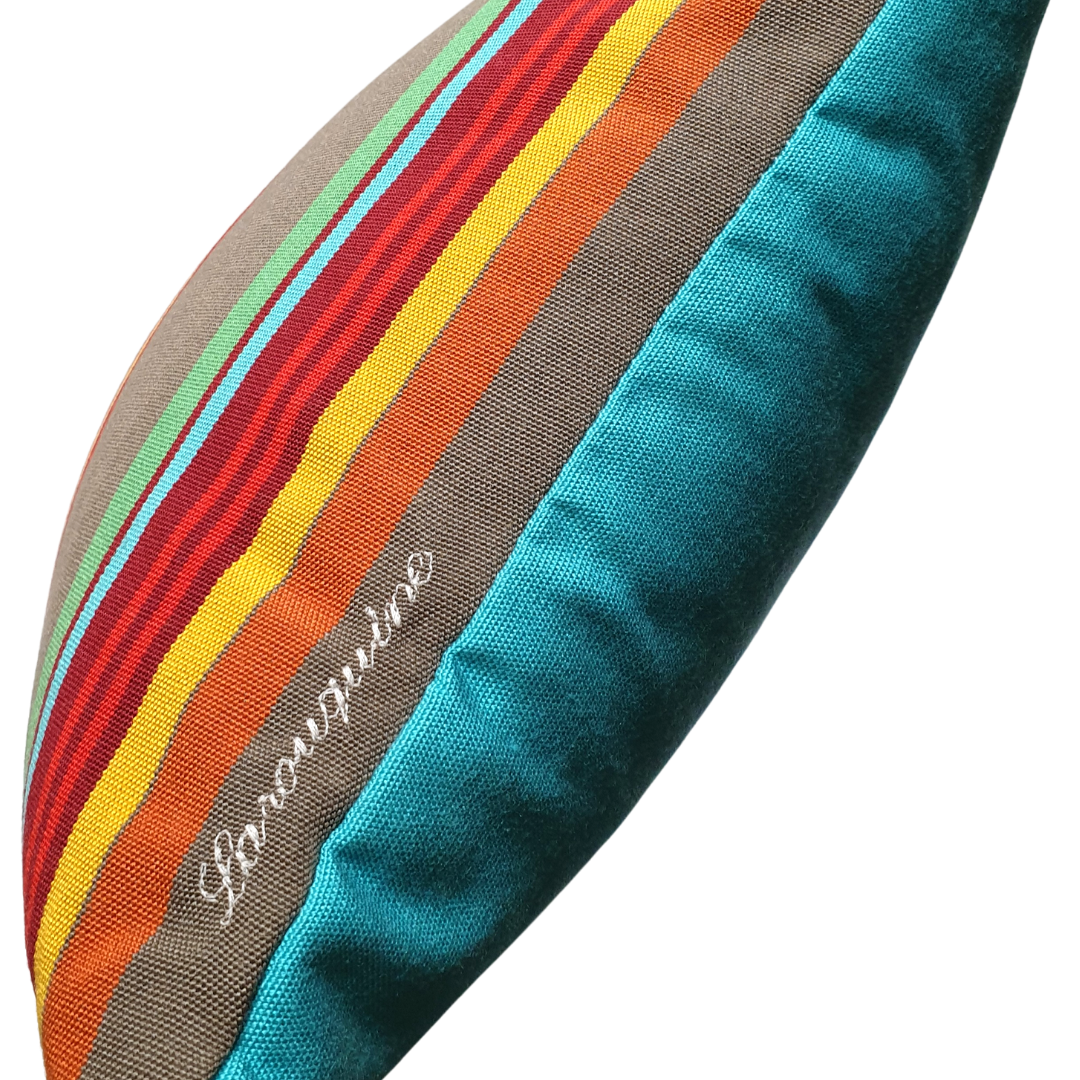 Détail de broderie d'une housse de coussin d'extérieur dimensions 50x30 centimètres, fabriquée en France par l'atelier Larouquine, Bayonne, Pays basque