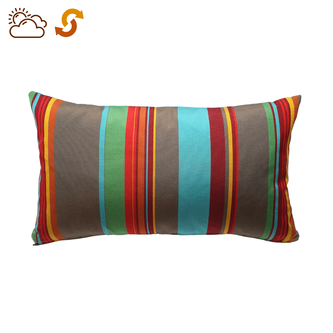 Face à rayures multicolore d'une housse de coussin d'extérieur dimensions 50x30 centimètres, fabriquée en France par l'atelier Larouquine, Bayonne, Pays basque