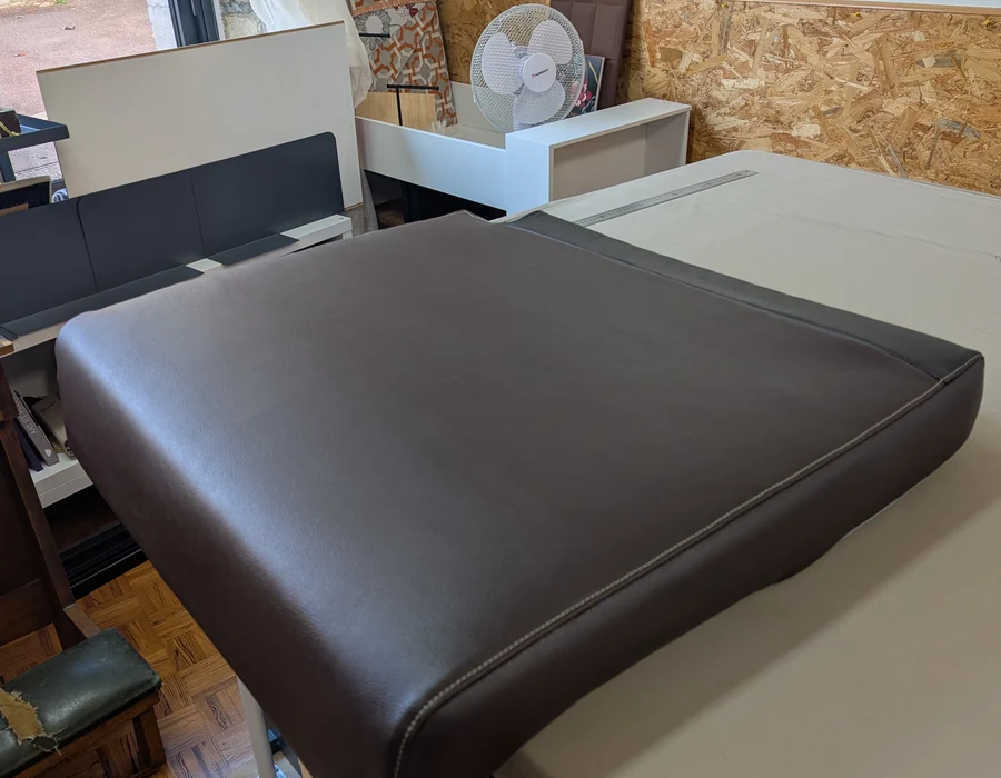Coussins de canapé en simili-cuir — après rénovation
