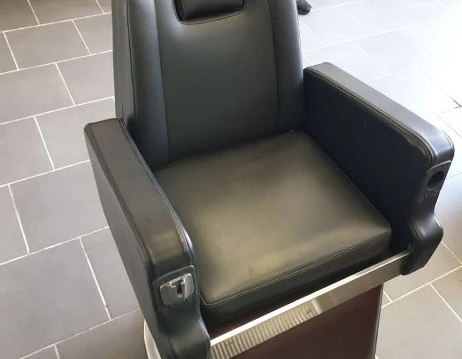 Fauteuil de barbier rénové à Bayonne — après rénovation