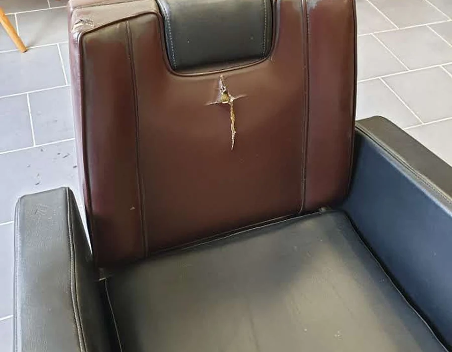 Fauteuil de barbier rénové à Bayonne — avant rénovation