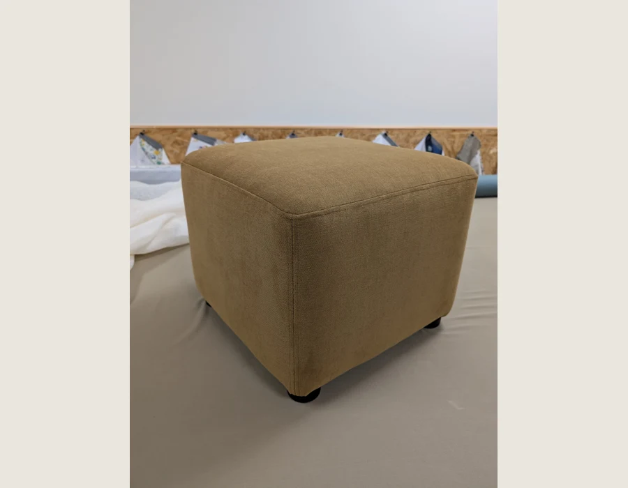 Pouf rénové en velours Casal — après rénovation