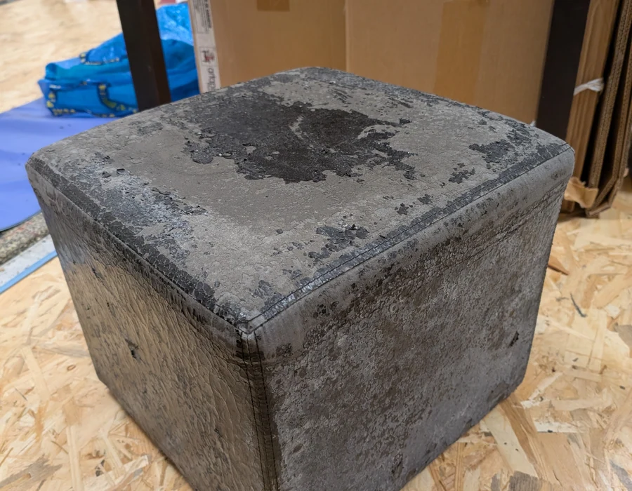 Pouf rénové en velours Casal — avant rénovation