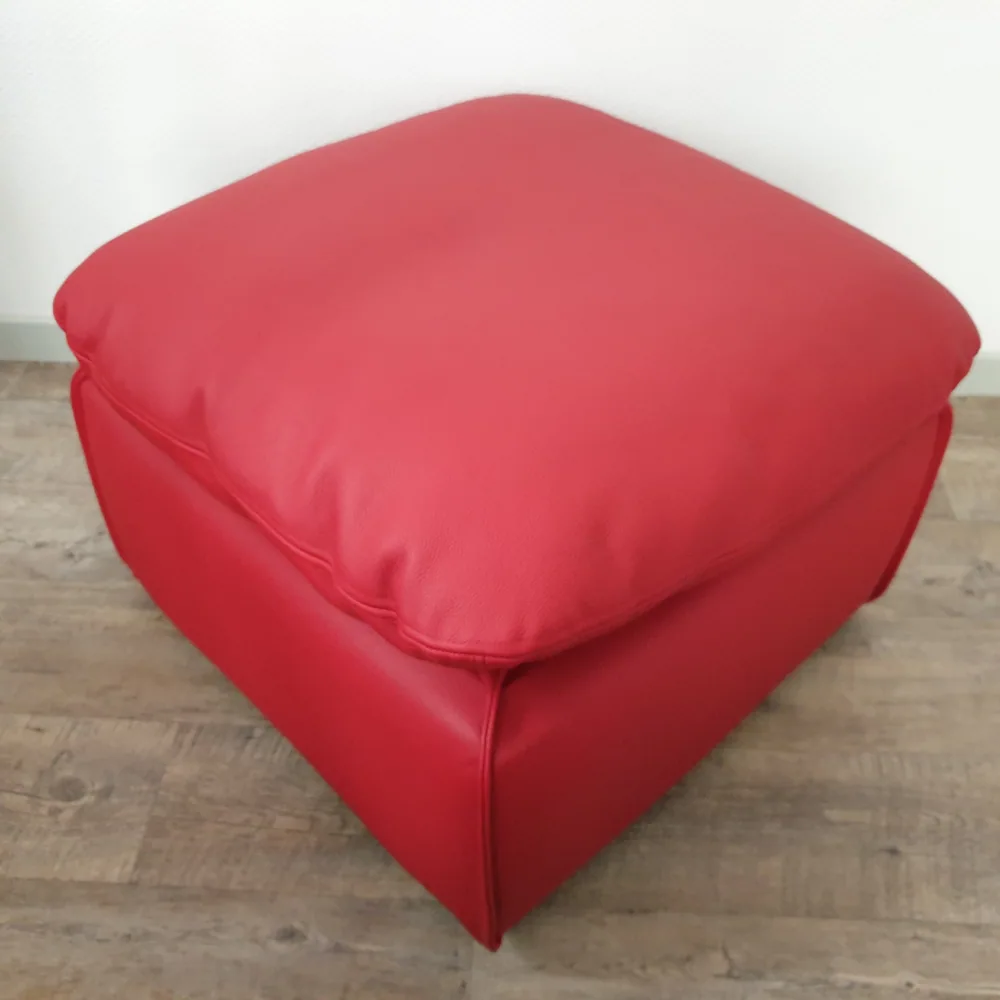 Pouf en cuir rouge Hermès — après rénovation