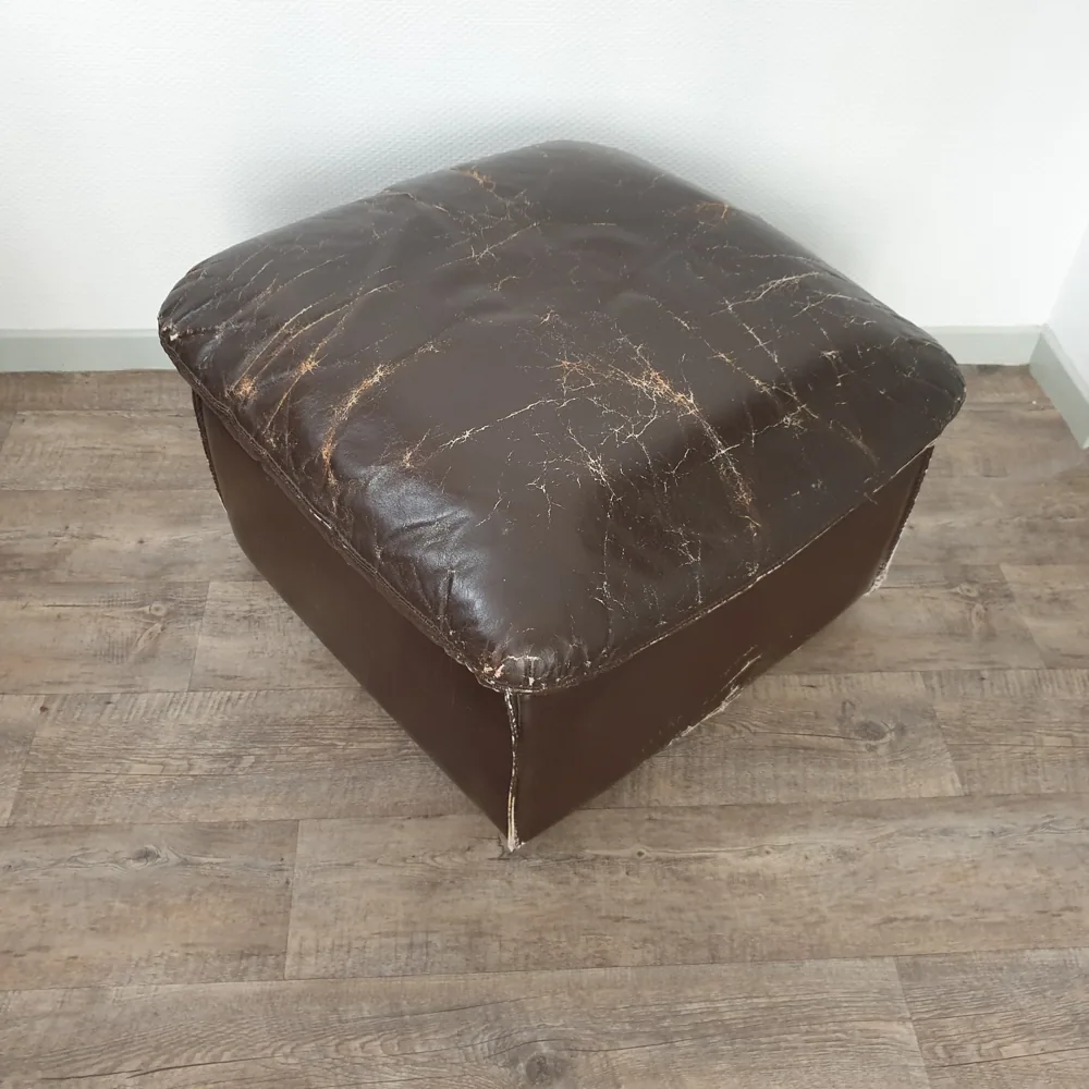 Pouf en cuir rouge Hermès — avant rénovation