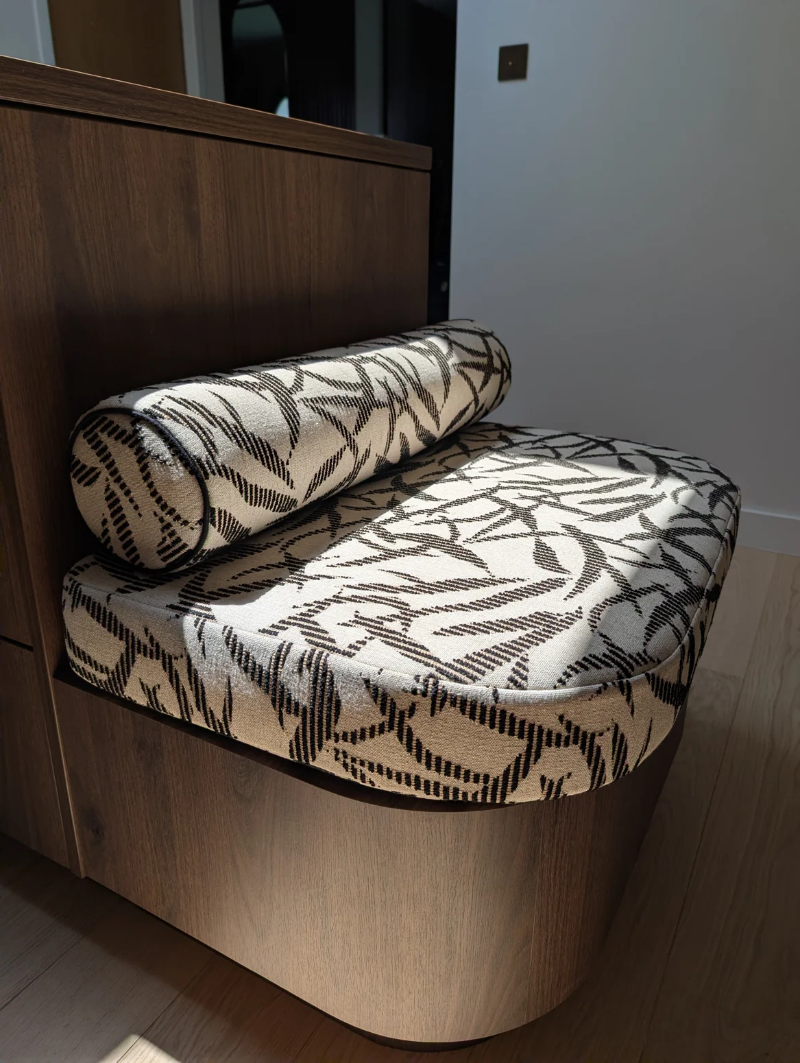 banquette et traversin cale rein en tissu Laurus de chez Nobilis, en collaboration avec l'agence Rose Design — réalisation Larouquine