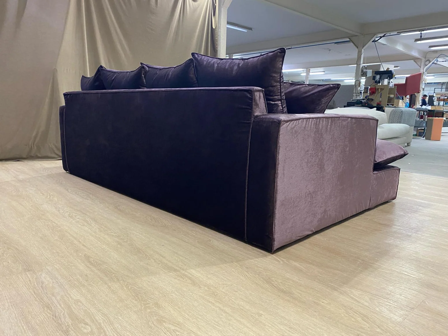 daybed sur mesure, tissu velours brillant angely paris couleur prune — réalisation Larouquine