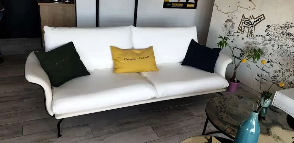 rénovation coussins de canapé en simili cuir blanc — réalisation Larouquine