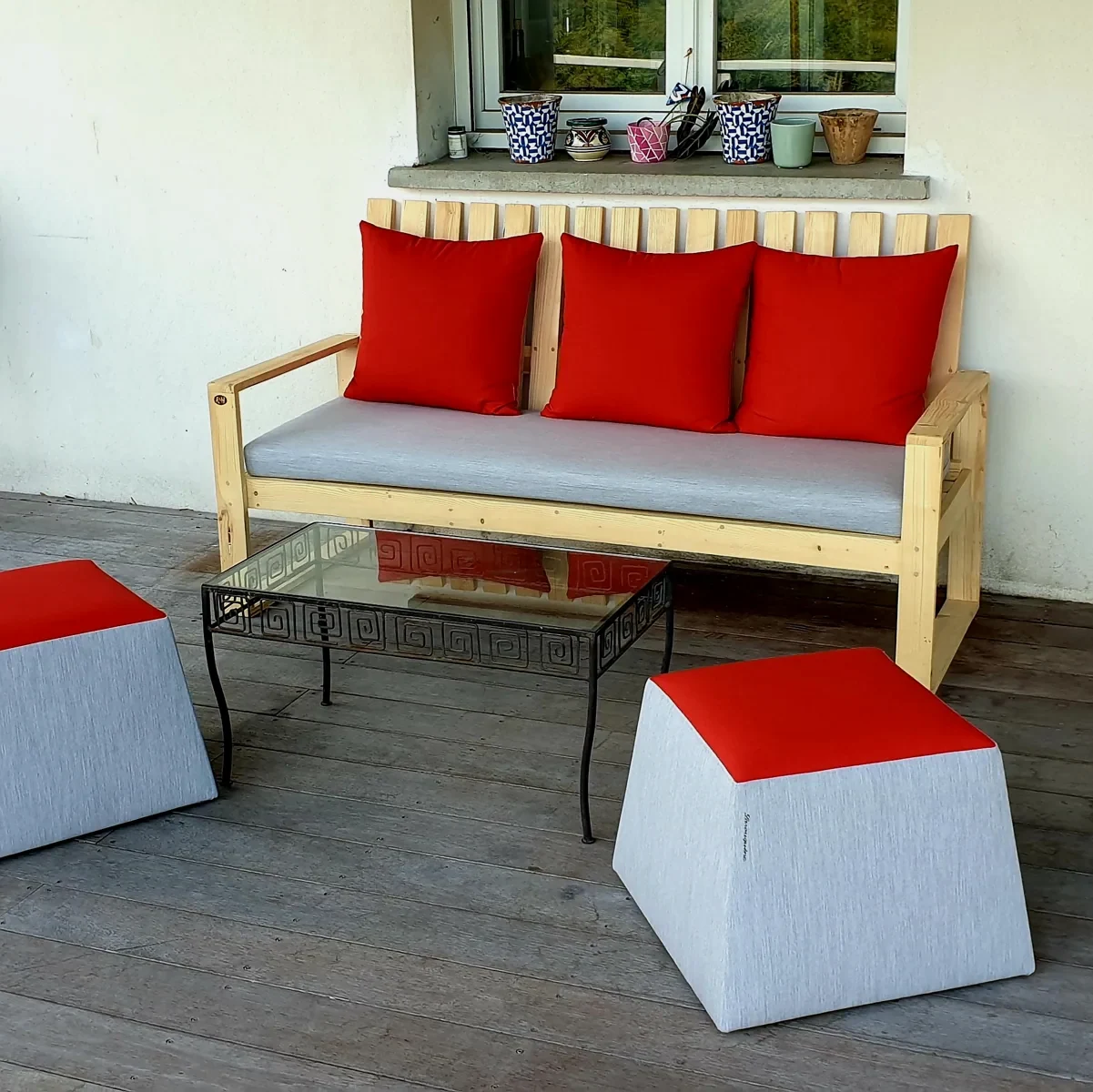 Pouf outdoor en tissu techniques Sunbrella, assortis à la banquette — réalisation Larouquine