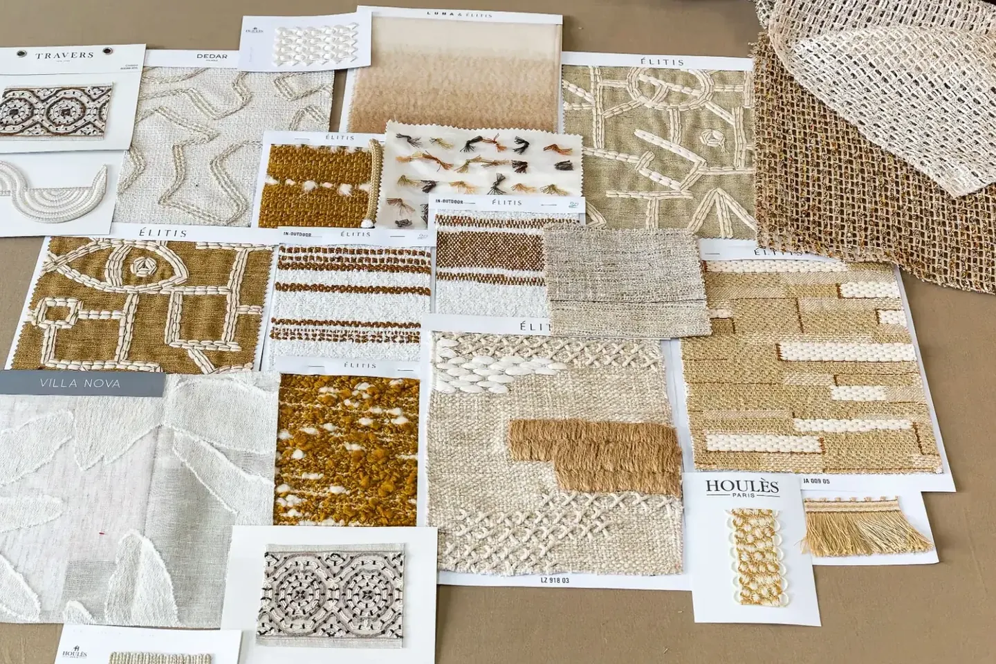 Moodboard de tissus d’ameublement, textures et passementeries sélectionnés à l’atelier Larouquine