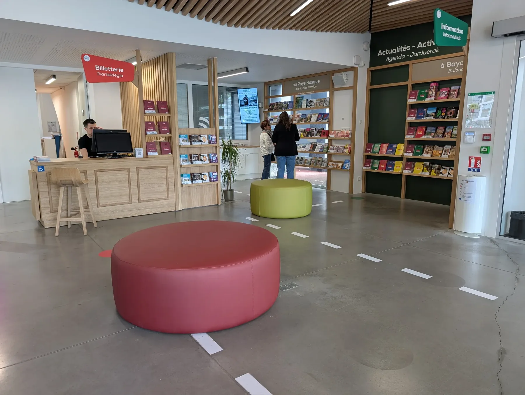 Pouf bordeaux rénové avec tissu enduit et garnissage non-feu