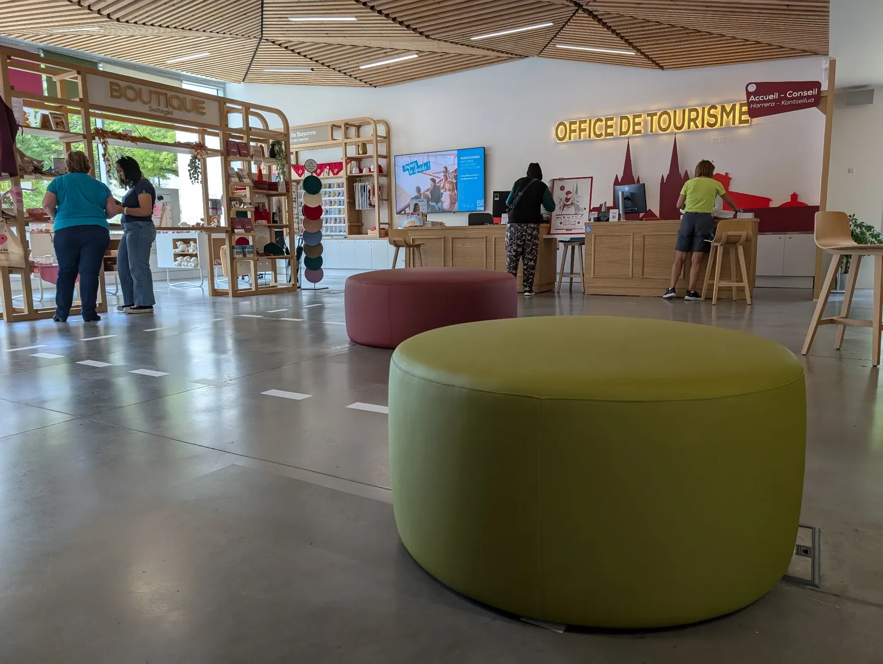 Pouf vert rénové pour espace famille d’un établissement recevant du public