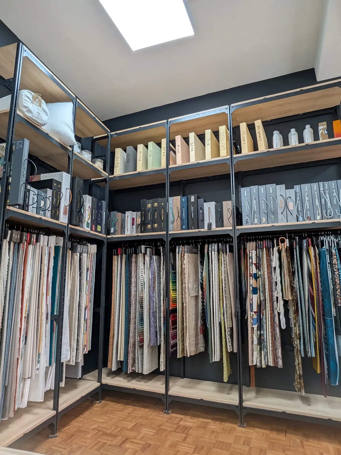 Collections de tissus exposées dans le showroom Larouquine