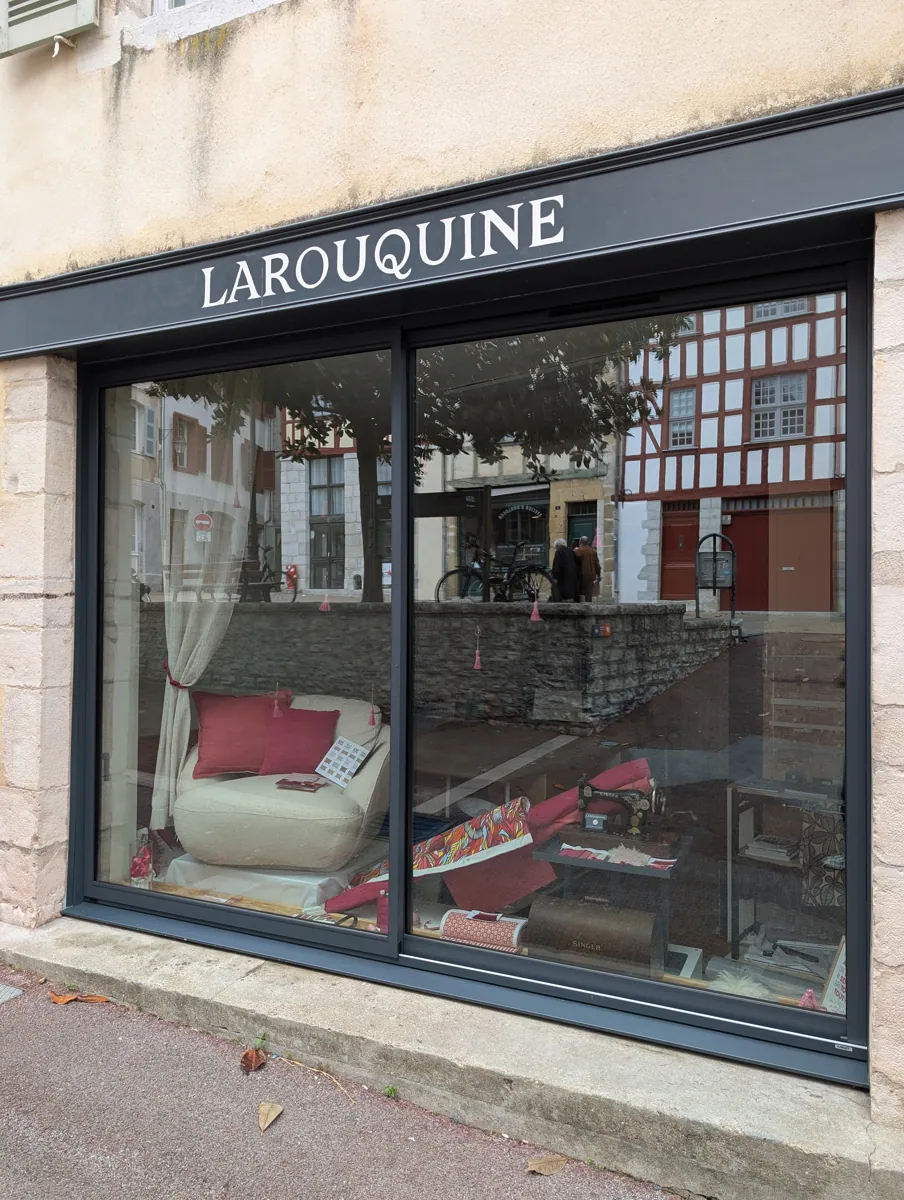 Vitrines vues de l'extérieur — réalisation Larouquine
