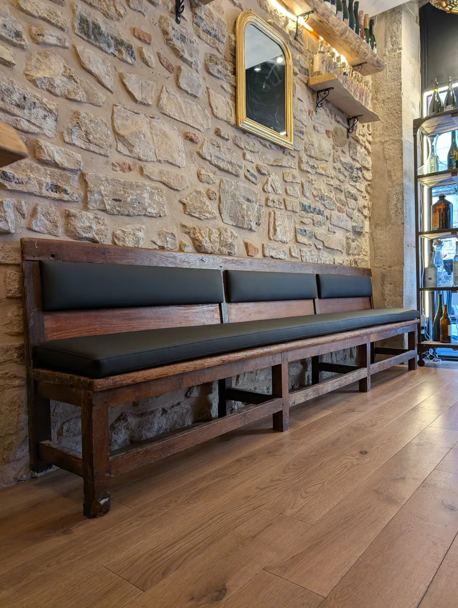 banquette du restaurant Les acoords éphémères à Bayonne, simili cuir spécial ERP, coussins et dosseret tapissé — réalisation Larouquine