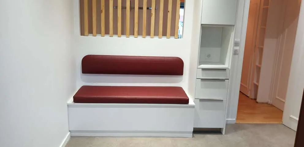 Banquette tapissée et coussins sur mesure