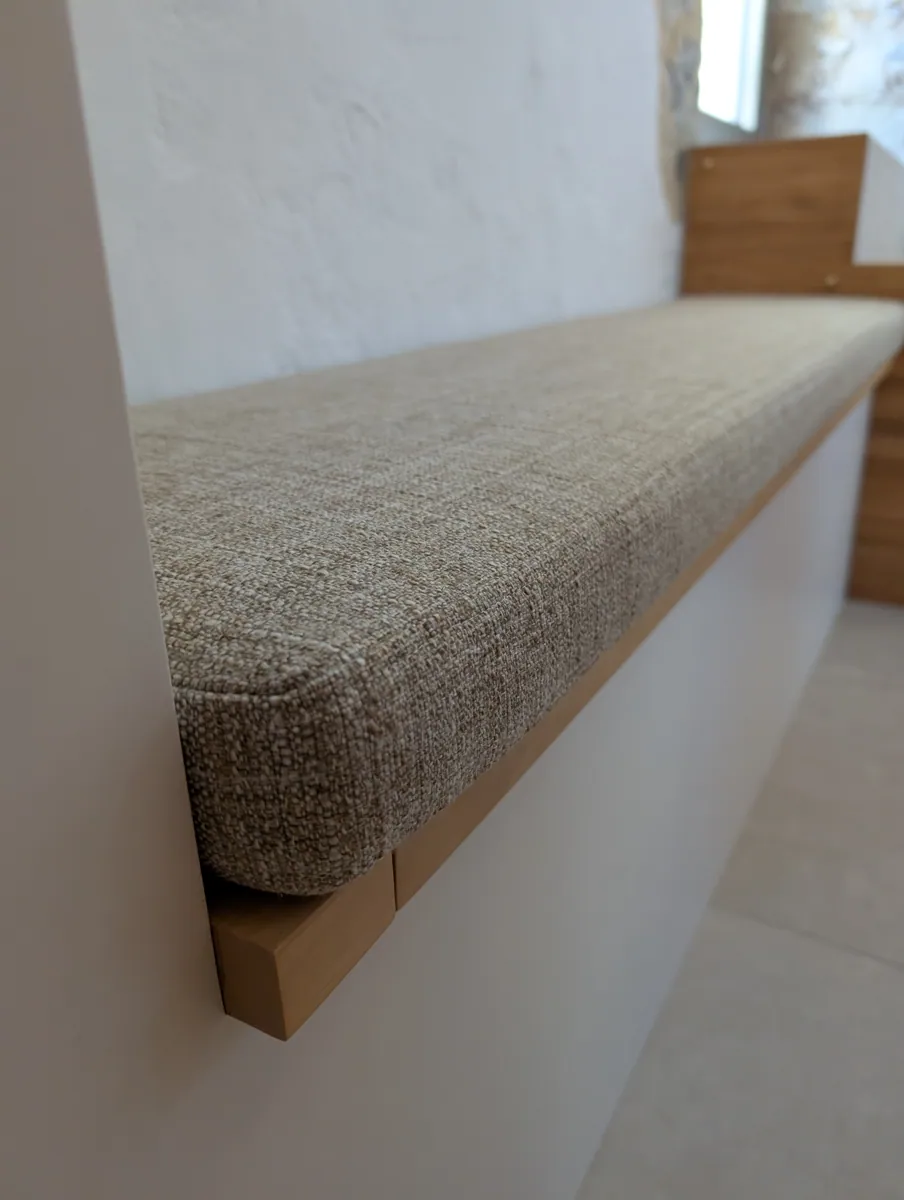 banquette en tissu outdoor Villa Nova pour sas de salle de bain — réalisation Larouquine