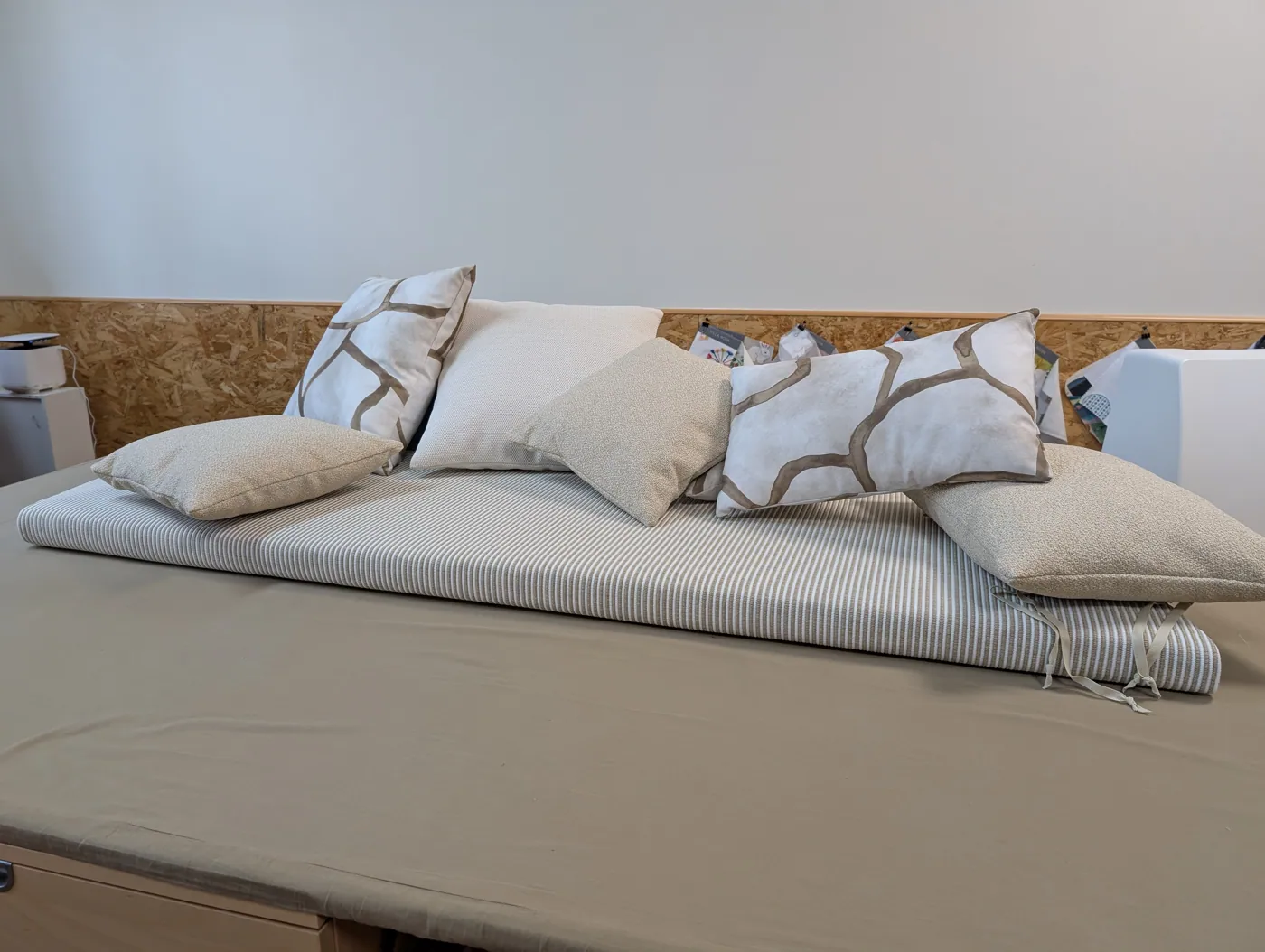 banquette et coussins outdoor Bayonne bord de Nive, tissus Zinc Textiles — réalisation Larouquine