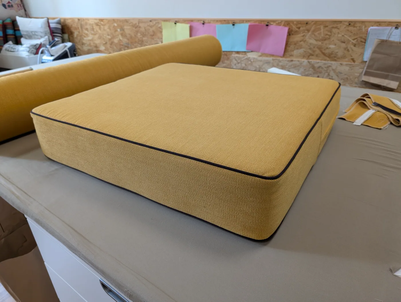 sur mesure mousse HR et tissu Guell Lamadrid, coussins assises et dossiers pour canapés créés par un ébéniste — réalisation Larouquine