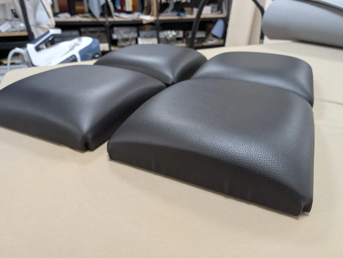 assise de tabourets de bar en simili cuir et mousse HR — réalisation Larouquine