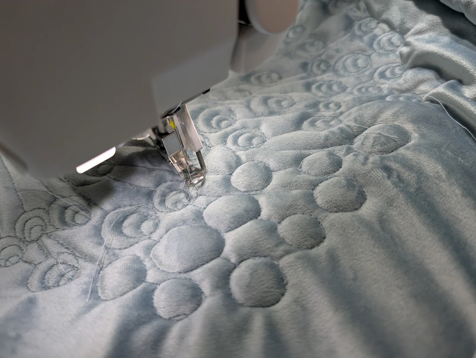 Matelassage en piqué libre sur velours à l’atelier