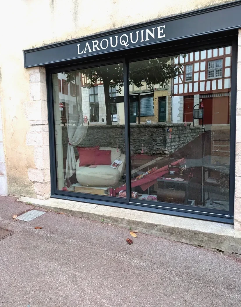 Vitrine réelle de l’atelier Larouquine, rue des Augustins à Bayonne