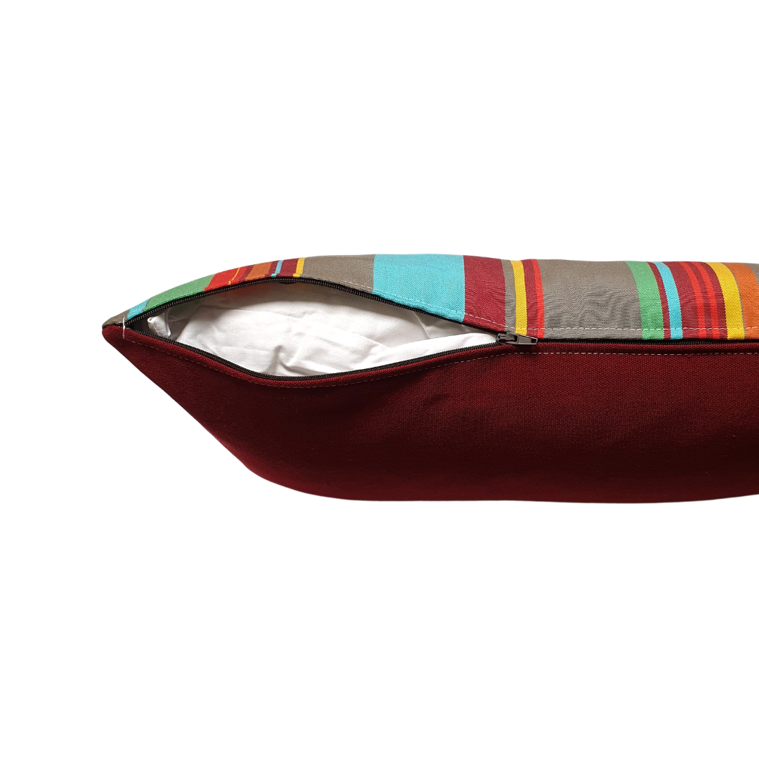 Détail de fermeture éclair ouverte d'une housse de coussin d'extérieur dimensions 50x30 centimètres, fabriquée en France par l'atelier Larouquine, Bayonne, Pays basque