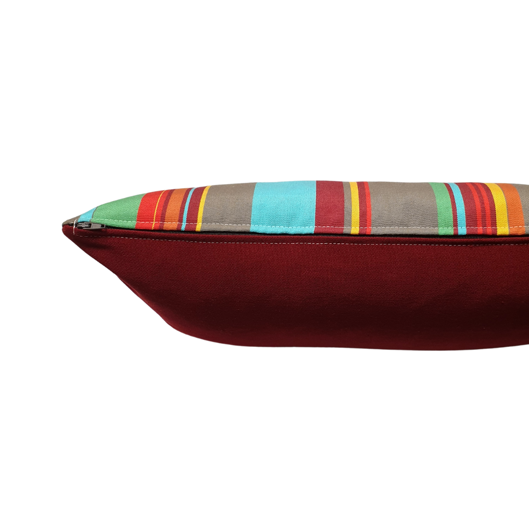Détail de fermeture éclair fermée d'une housse de coussin d'extérieur dimensions 50x30 centimètres, fabriquée en France par l'atelier Larouquine, Bayonne, Pays basque