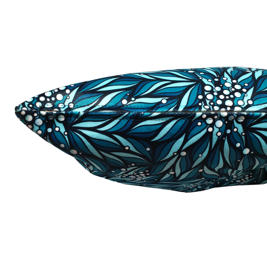 Coussin d'intérieur 40x40cm en velours, nuances de bleu et motifs végétal avec perles de rosée