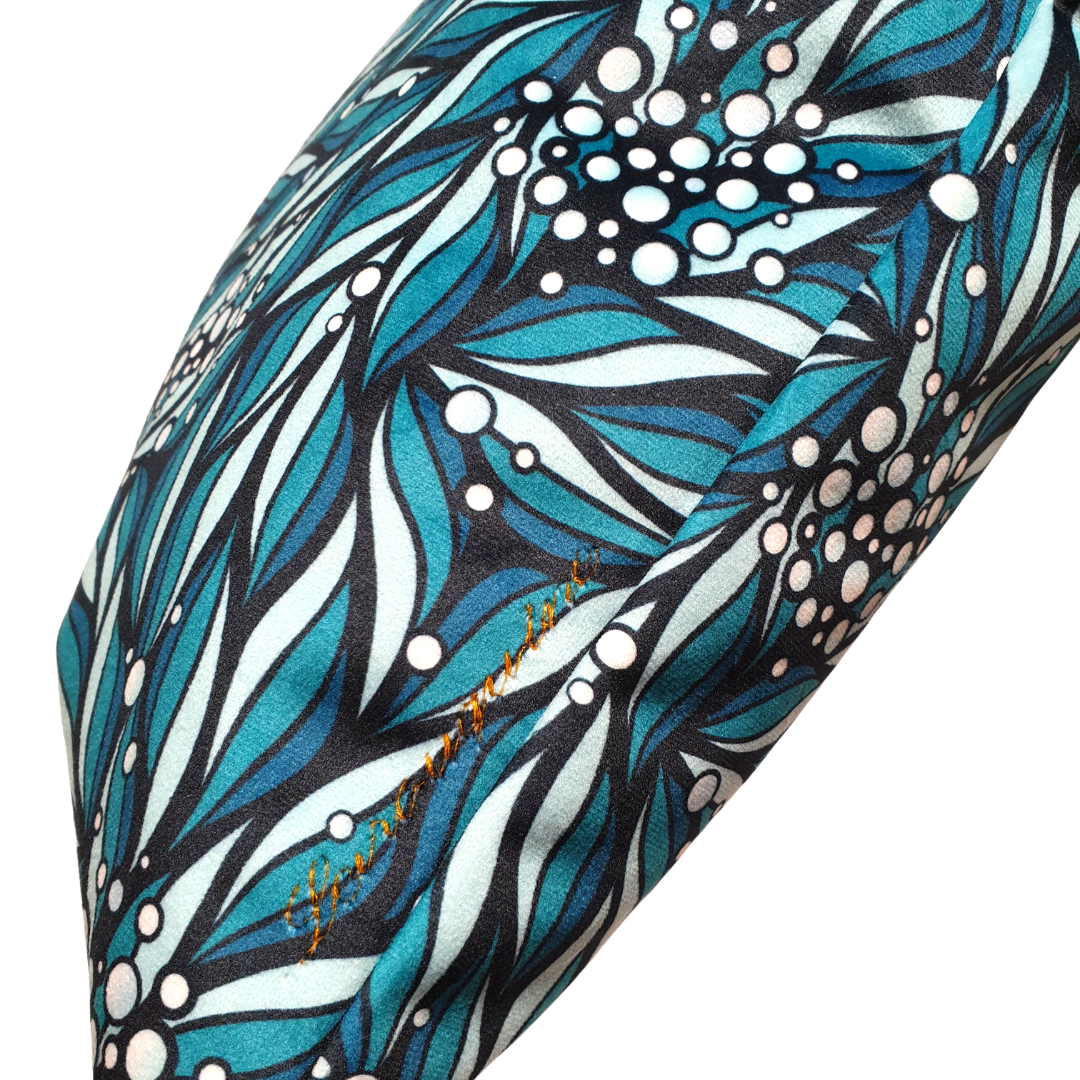 Coussin d'intérieur 40x40cm en velours, nuances de bleu et motifs végétal avec perles de rosée