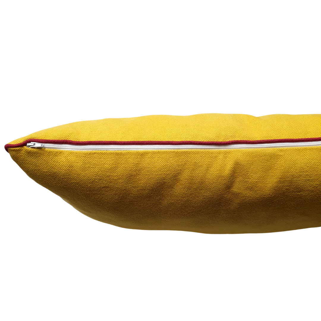 Coussin jaune , passepoil et tissu graphique